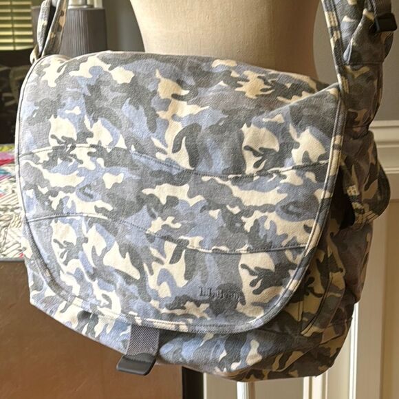 L.L.Bean Gray Messenger Travel Bag with Camouflage Design - Picture 3 of 14